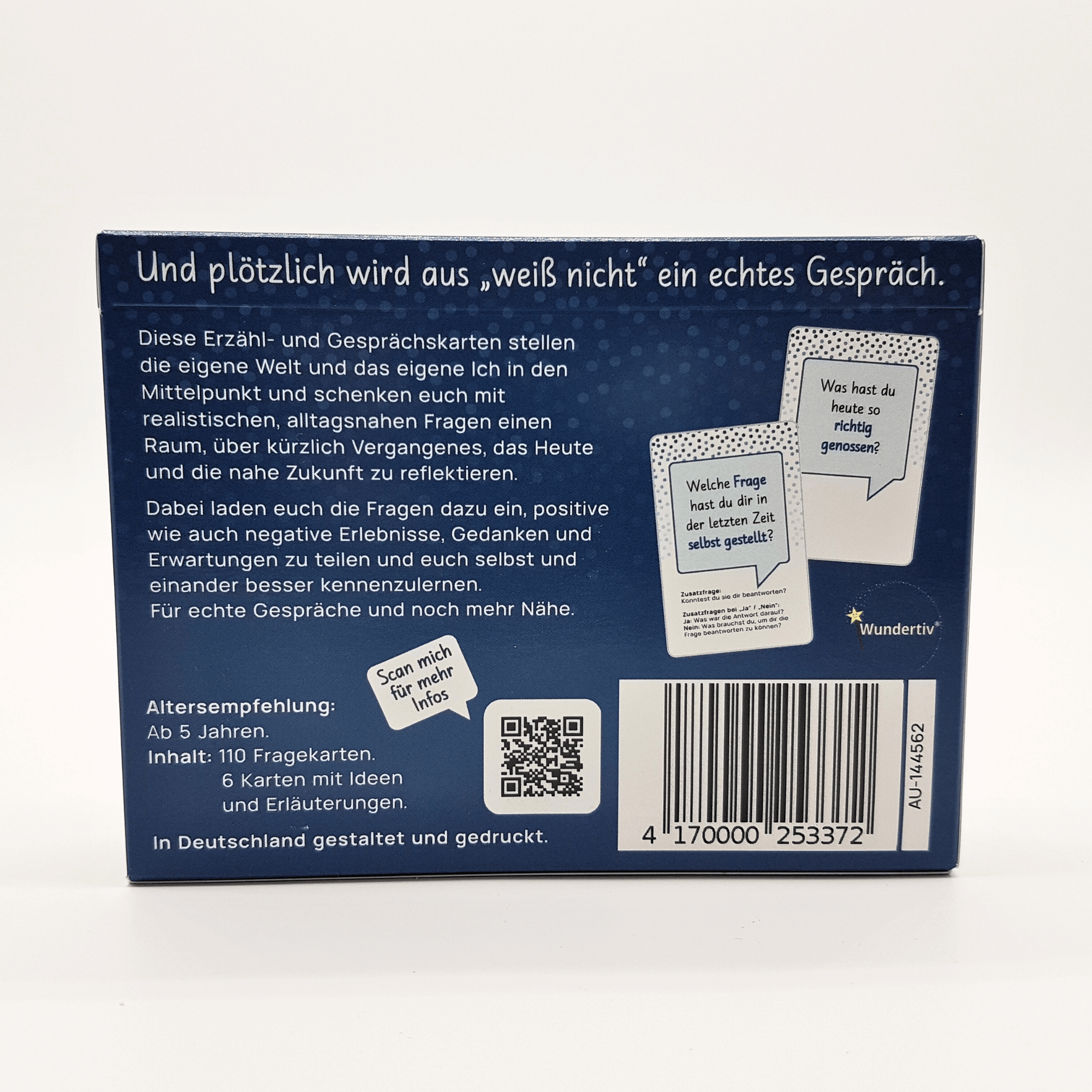 Rückseite der Verpackung. Der Text sagt, dass mit den Karten aus "weiß nicht" ein echtes Gespräch wird. Ziel ist die Reflexion über realistische Erlebnisse. Ab 5 Jahren, 110 Fragekarten und 6 Zusatzkarten. QR-Code ist für weitere Infos, sowie Beispielkart