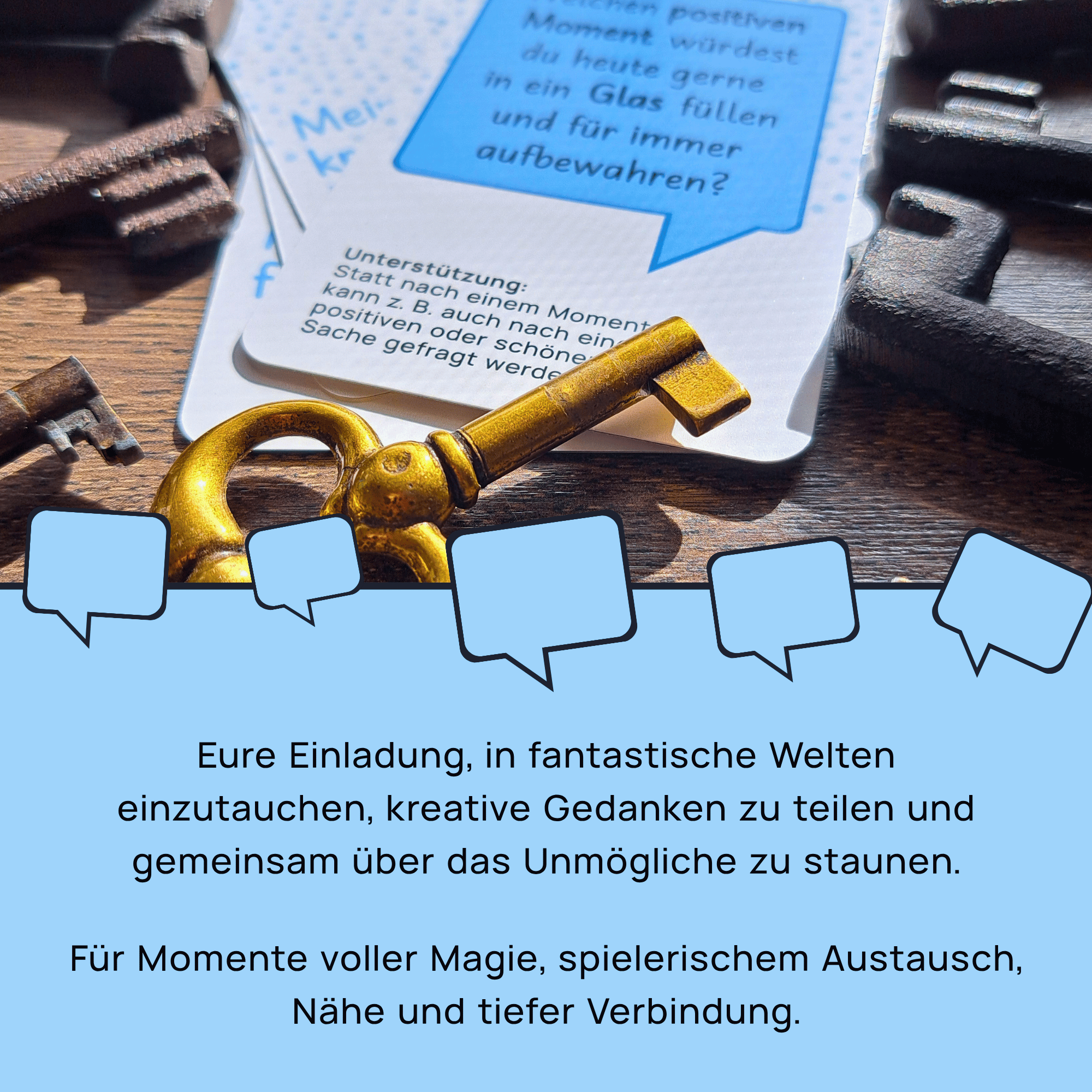 Einladung zum magischen Austausch mit den Gesprächswunder Karten Ein antiker goldener Schlüssel liegt neben blauen Gesprächswunder-Karten auf einem Holztisch. Darunter eine Einladung zum magischen, spielerischen Austausch.