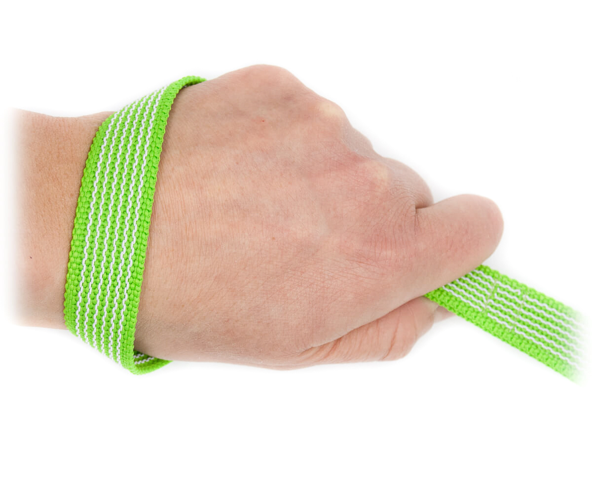 Handschlaufe einer hellgrün gummierten Leine um Handgelenk gelegt. Die Handschlaufe wird vorne von Zeigefinger und Daumen festgehalten.