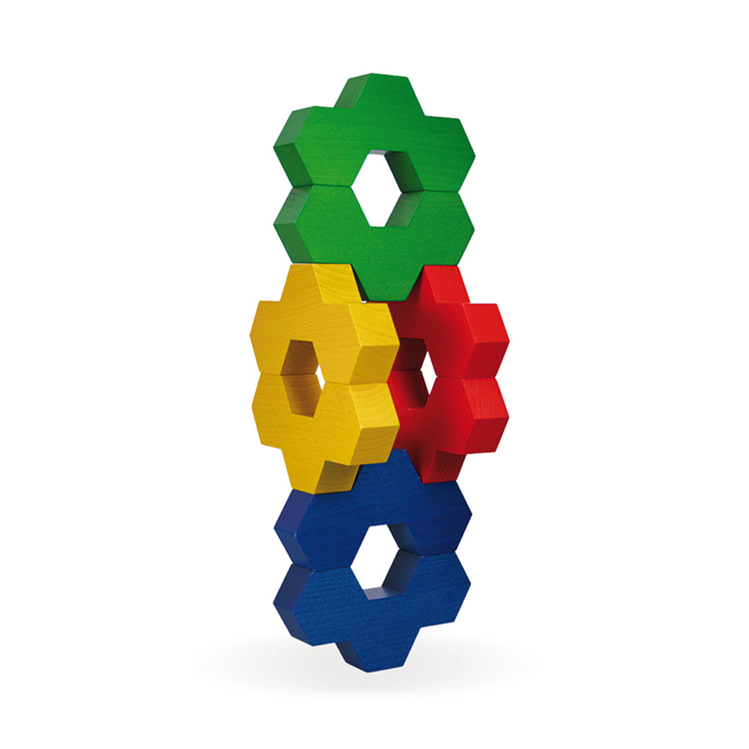 Honeyflower Holzbausteine von Sina Spielzeug, Baubeispiel Nummer 1 für ein 3D Bauwerk Honeyflower Holzbausteine stehen wie aufeinandergestapelte Blumen auf weißem Hintergrund, Baubeispiel für ein 3D Bauwerk