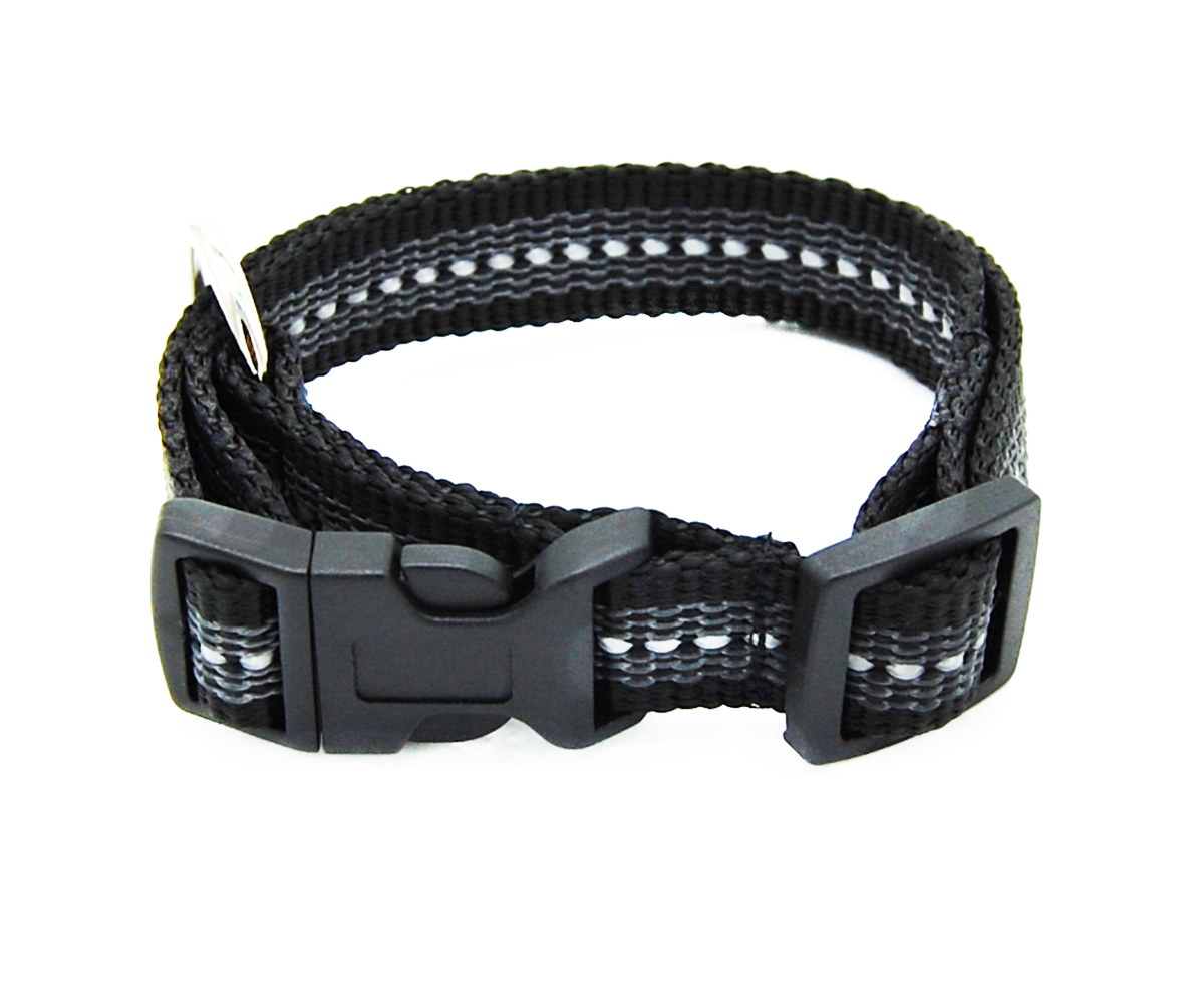 Schwarz reflektierendes gummiertes Halsband 20 mm von Twinkys Dog Style im geschlossenen Zustand Schwarz reflektierendes gummiertes Halsband liegt geschlossen auf weißem Hintergrund