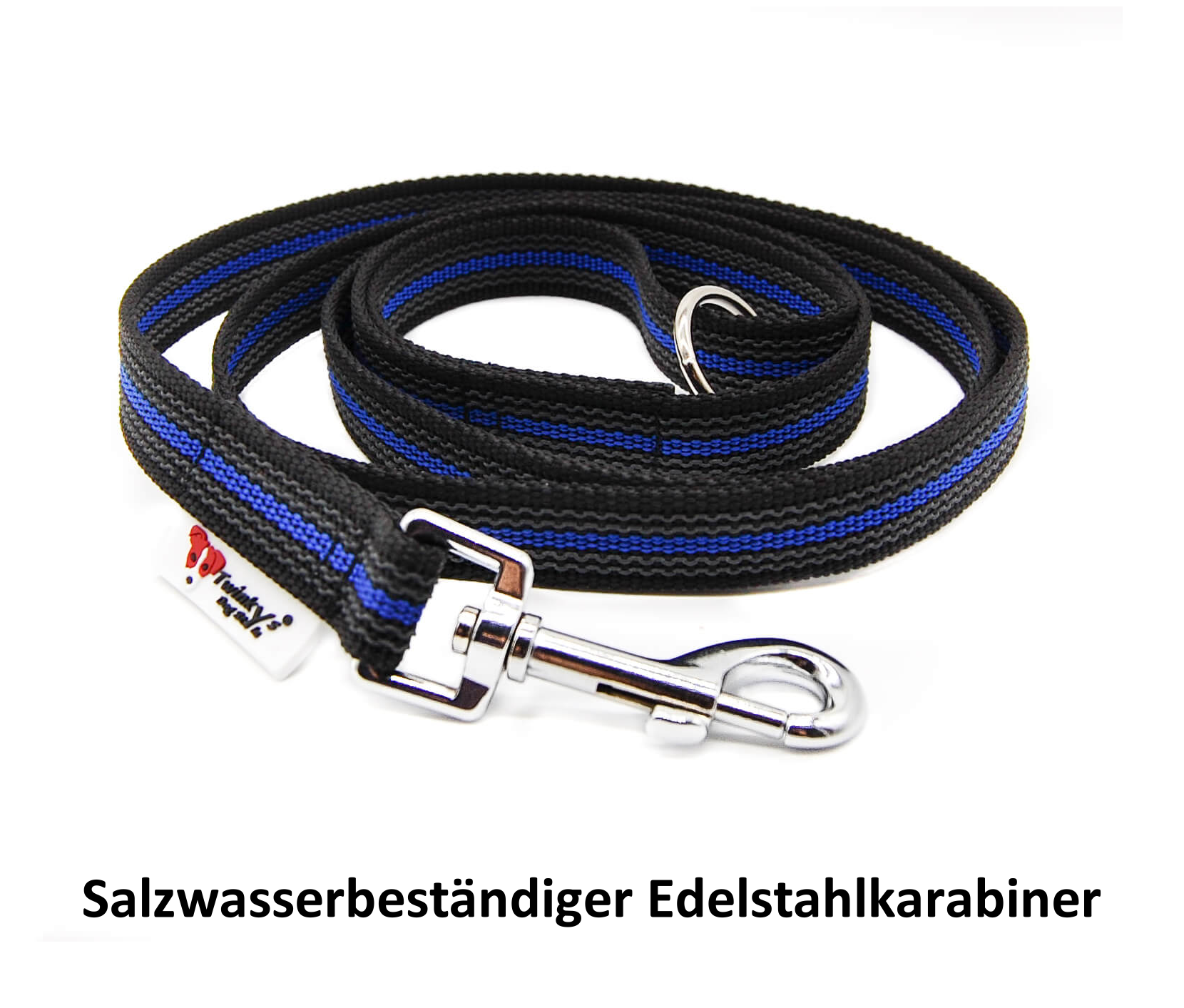 Schwarz Blau gummierte Führleine in 160 cm Länge und 20 mm Breite mit Edelstahlkarabiner liegt locker aufgerollt auf weißem Hintergrund