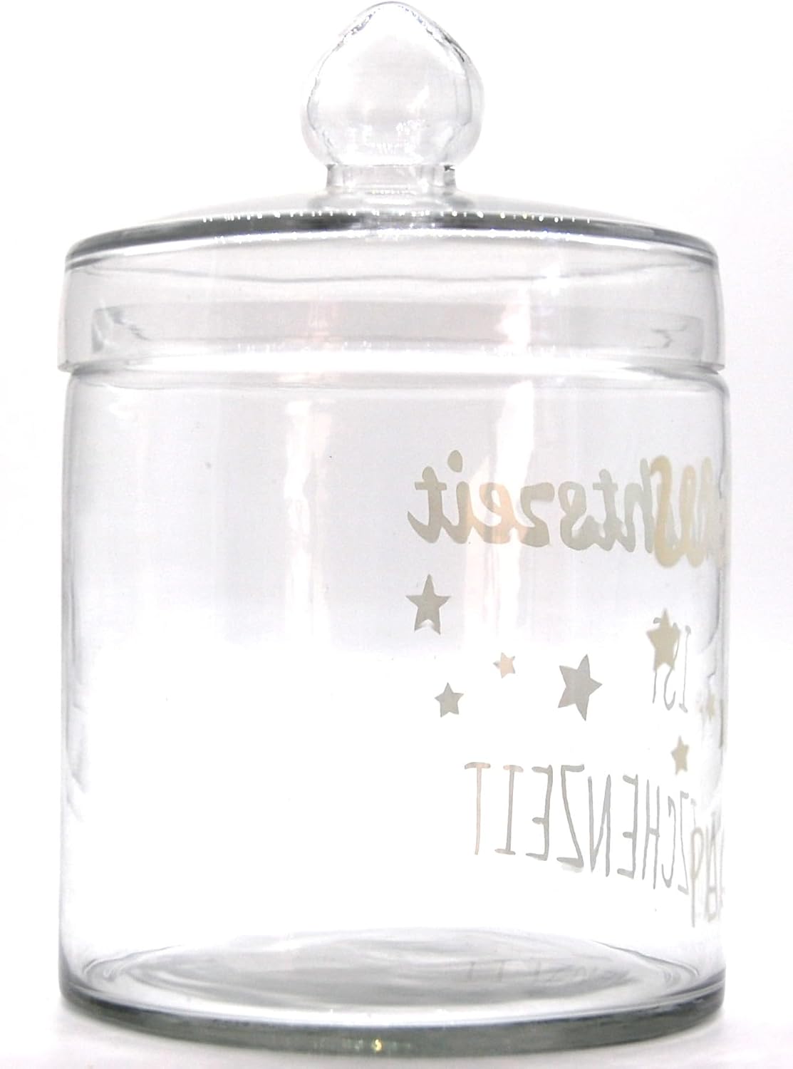 Seitenansicht Plätzchenglas Klarglas – Witziger Spruch für Weihnachtsplätzchen. Weihnachtszeit ist Pläutzchenzeit Durchsichtiges Plätzchenglas, leicht seitlich aufgenommen. Der weiße, witzige Weihnachtsspruch "Weihnachtszeit ist Plä(u)tzchenzeit" mit Sternen-Dekor ist teilweise auf dem klaren Glas sichtbar. Das Glas hat einen runden Deckel mit Griff.