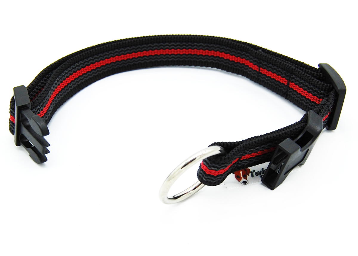 Schwarz Rot gummiertes Halsband 20 mm von Twinkys Dog Style im komplett geöffneten Zustand Schwarz Rot gummiertes Halsband liegt komplett geöffnet auf weißem Hintergrund