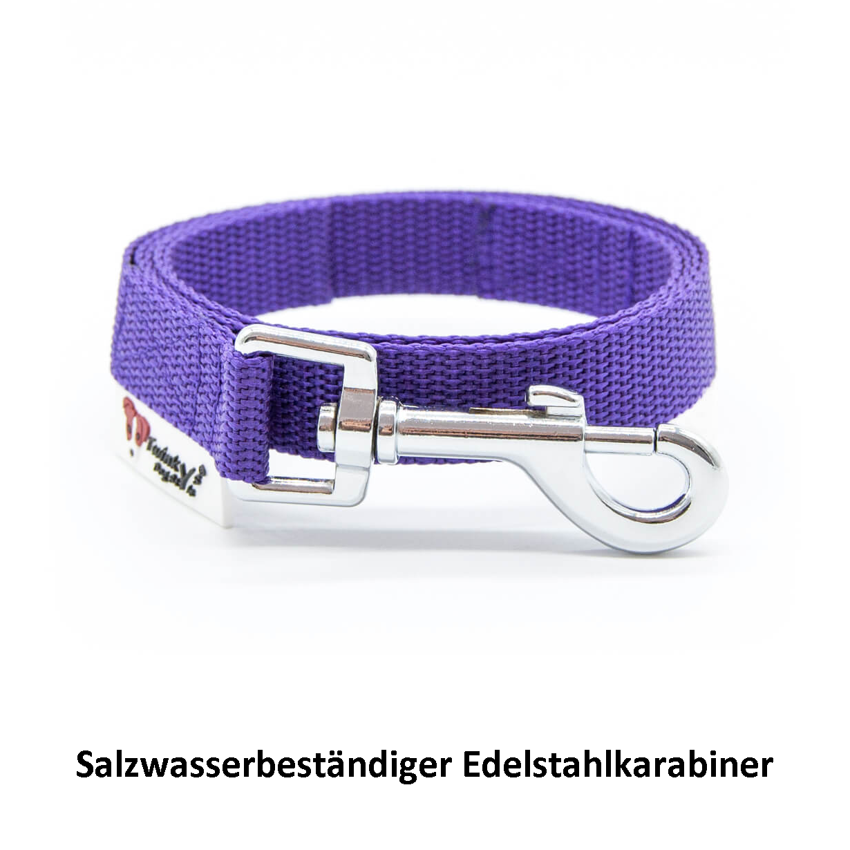 Lila 1 Meter Leine aus leichtem Gurtband mit Edelstahlkarabiner, liegt aufgerollt auf weißem Hintergrund