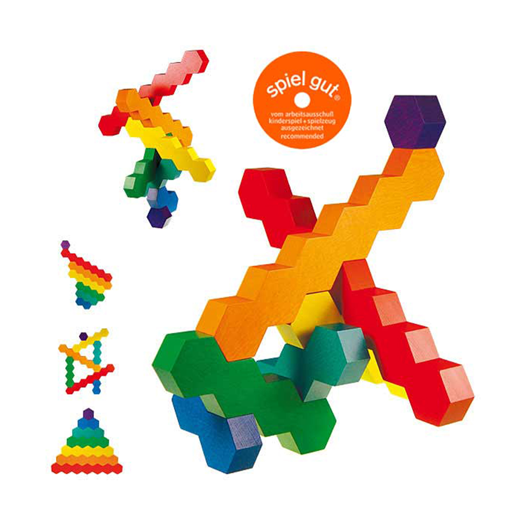 Honeycomb Holzbausteine von Sina Spielzeuge, Verschiedene Baubeispiele inkl. Dreidimensionalem Bauwerk Fünf Baubeispiele der Honeycomb Holzbausteine auf weißem Hintergrund, darunter auch Dreidimensionale Bauwerke. Ein großes Bauwerk rechts, links 4 kleine Bauwerke. Über dem großen Baubeispiel ist das Spielgut Siegel