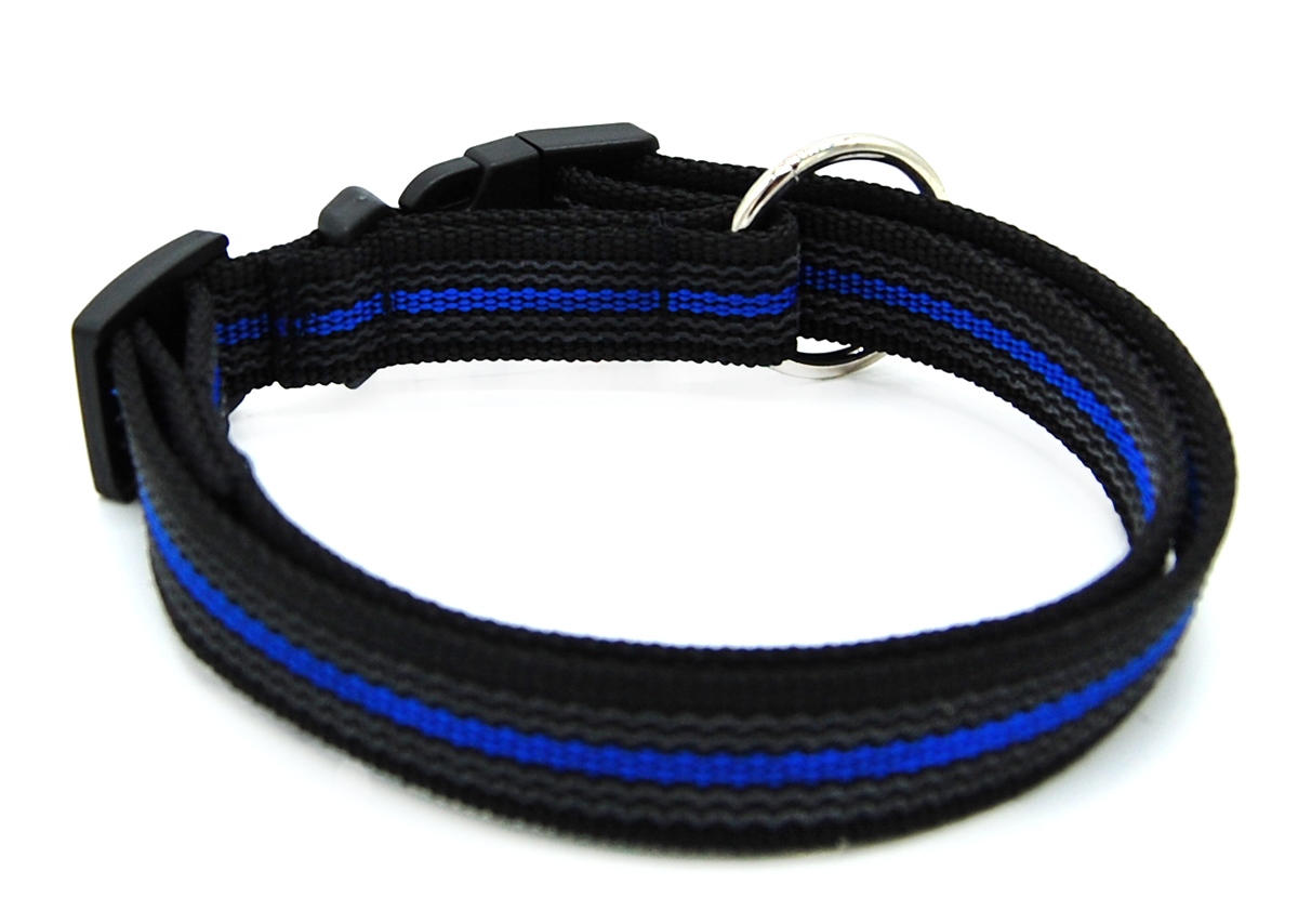 Schwarz Blau gummiertes Halsband liegt geschlossen etwas seitlich auf weißem Hintergrund, sodass Rückseite erkennbar ist
