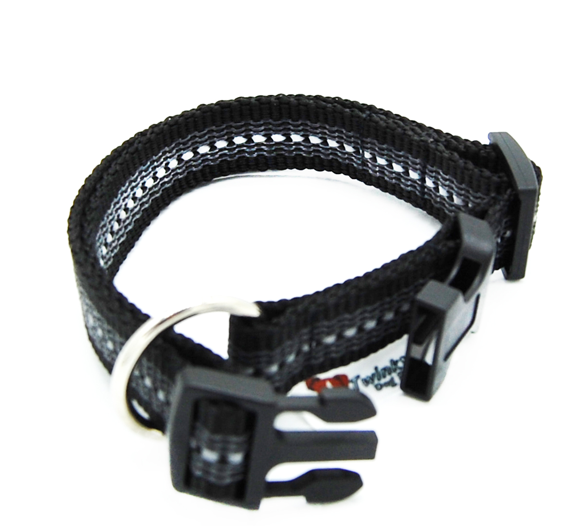 Schwarz reflektierendes gummiertes Halsband 20 mm von Twinkys Dog Style im leicht geöffneten Zustand Schwarz reflektierendes gummiertes Halsband liegt halb geöffnet auf weißem Hintergrund