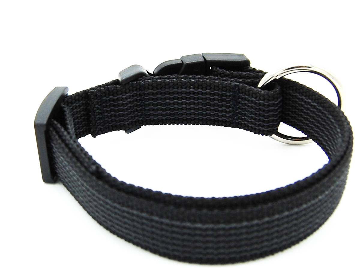 Schwarz gummiertes Halsband 20 mm von Twinkys Dog Style im geschlossenen Zustand von der Seite Schwarz gummiertes Halsband liegt geschlossen etwas seitlich auf weißem Hintergrund