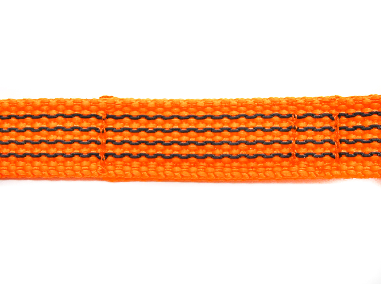 Nahaufnahme orange gummiertes Gurtband auf weißem Hintergrund