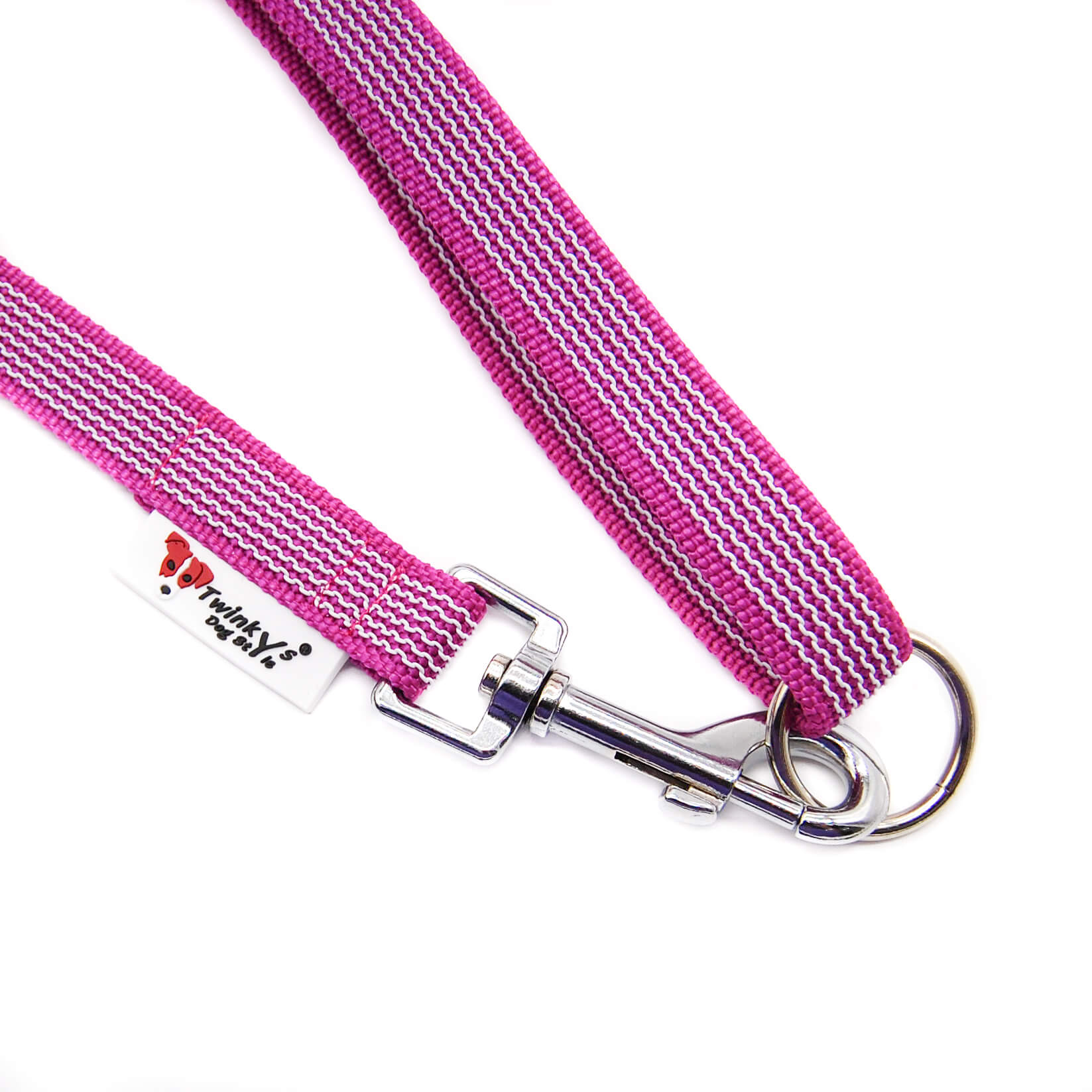 Pink gummierte Führleine in 160 cm Länge, liegt auf weißem Hintergrund. Der Karabiner ist in Rundring an Handschlaufe eingehakt