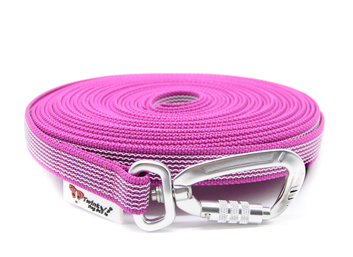 Pink Schleppleine von Twinkys Dog Style gummiert 20 mm mit Sicherheitskarabiner Pink gummierte Schleppleine mit Sicherheitskarabiner liegt aufgerollt auf weißem Hintergrund