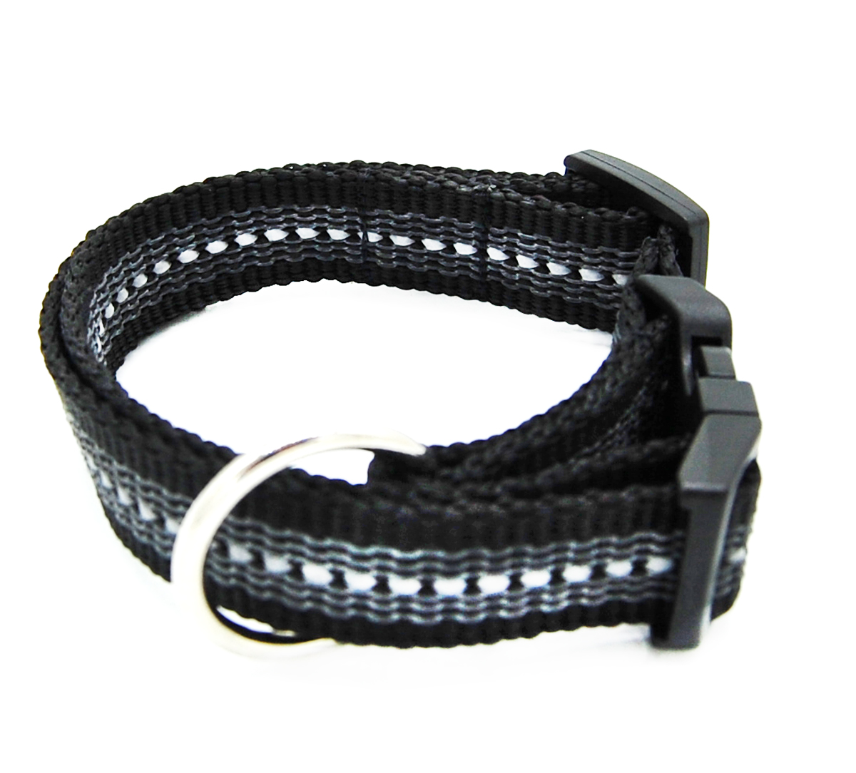 Schwarz reflektierendes gummiertes Halsband 20 mm von Twinkys Dog Style im geschlossenen Zustand von der Seite Schwarz reflektierendes gummiertes Halsband liegt geschlossen etwas seitlich auf weißem Hintergrund