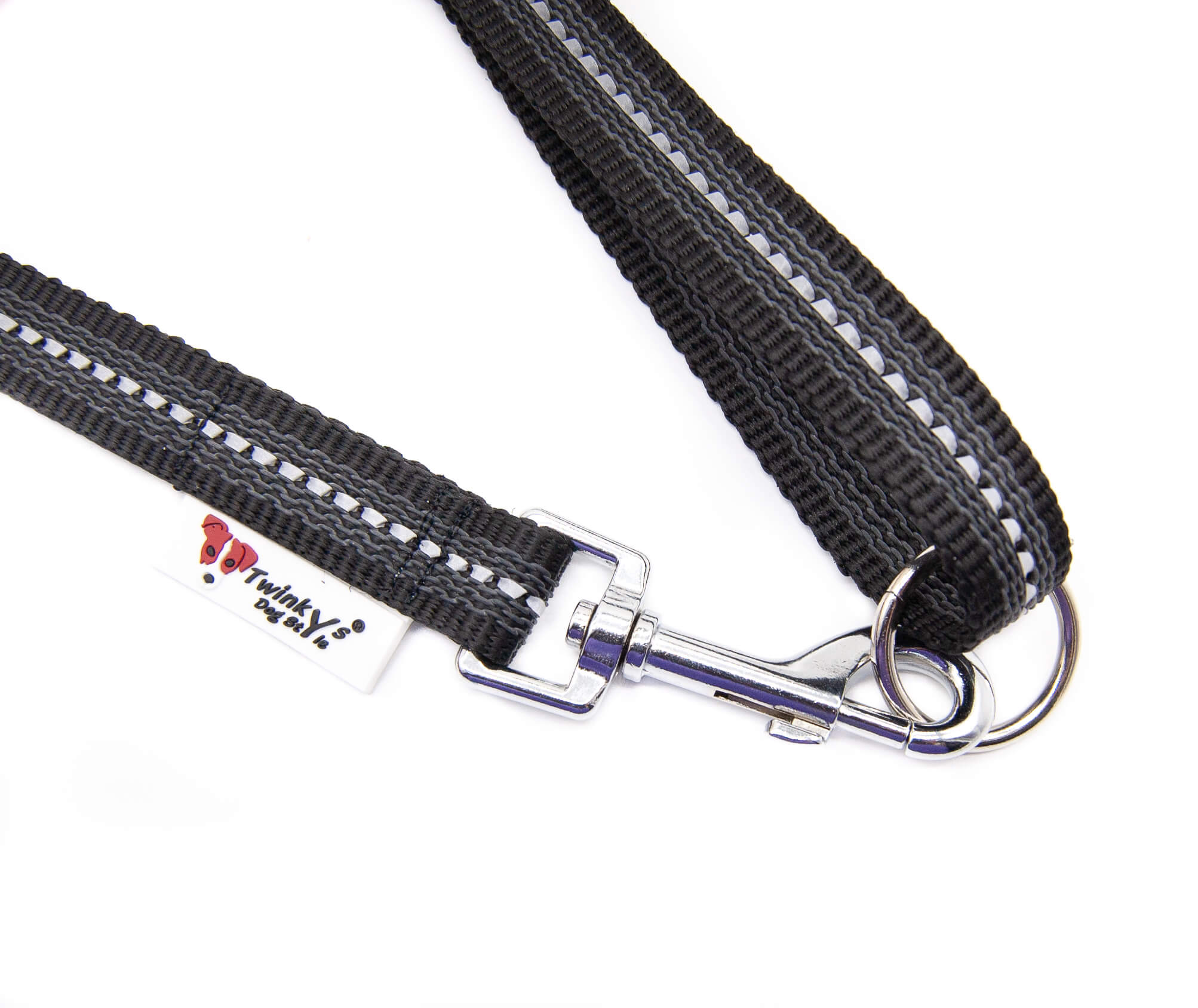Beispielbild Twinkys Dog Style Schwarz reflektierend gummierte Führleine in 160 cm Länge, eingehakt in Rundring an Handschlaufe Schwarz reflektierend gummierte Führleine in 160 cm Länge, liegt auf weißem Hintergrund. Der Karabiner ist in Rundring an Handschlaufe eingehakt