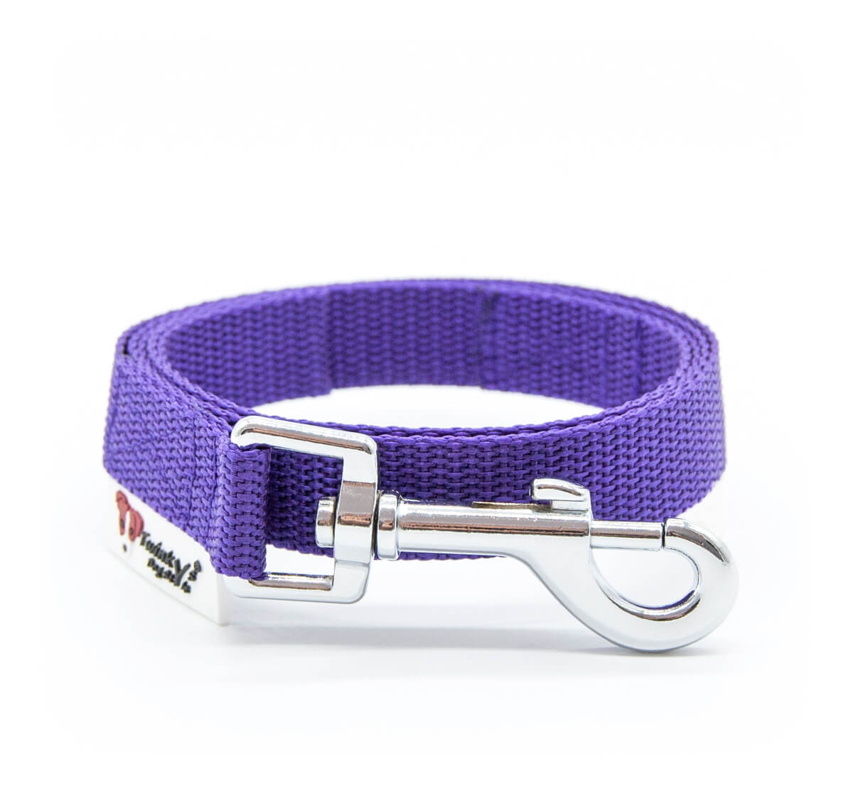 Lila 1 Meter Leine mit Zinkdruckgusskarabiner - aus leichten Gurtband von Twinkys Dog Style Lila 1 Meter Leine aus leichtem Gurtband mit Zinkdruckgusskarabiner, liegt aufgerollt auf weißem Hintergrund