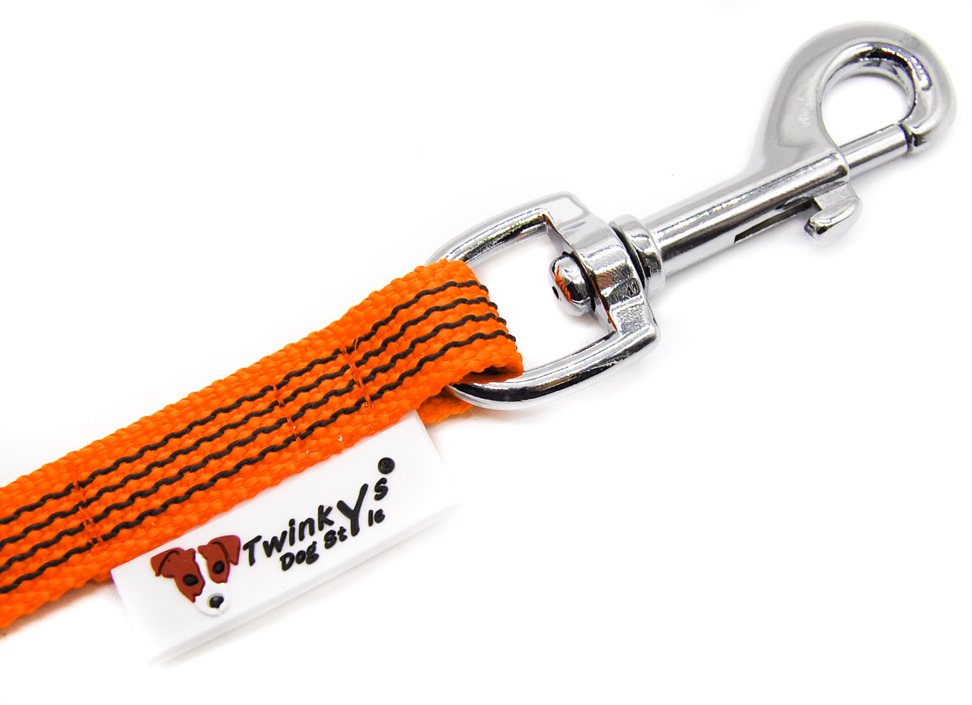 Zinkdruckgusskarabiner oder Edelstahlkarabiner an einem Stück einer orange gummierten Leine auf weißem Hintergrund