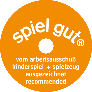 Das spiel gut Siegel: Ein oranger Punkt mit gebogener weißer Schrift "spiel gut.", einem weißen Punkt in der Mitte und einer Beschreibung in weißer Schrift unter dem weißen Punkt.