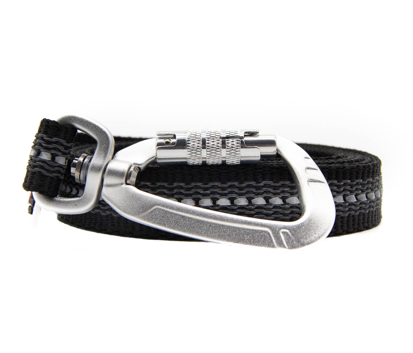 Schwarz reflektierende Führleine gummiert in 160 cm Länge und 20 mm Breite von Twinkys Dog Style mit Sicherheitskarabiner Schwarz reflektierende gummierte Führleine in 20 mm Breite und 160 cm Länge mit Sicherheitskarabiner, liegt aufgerollt auf weißem Hintergrund