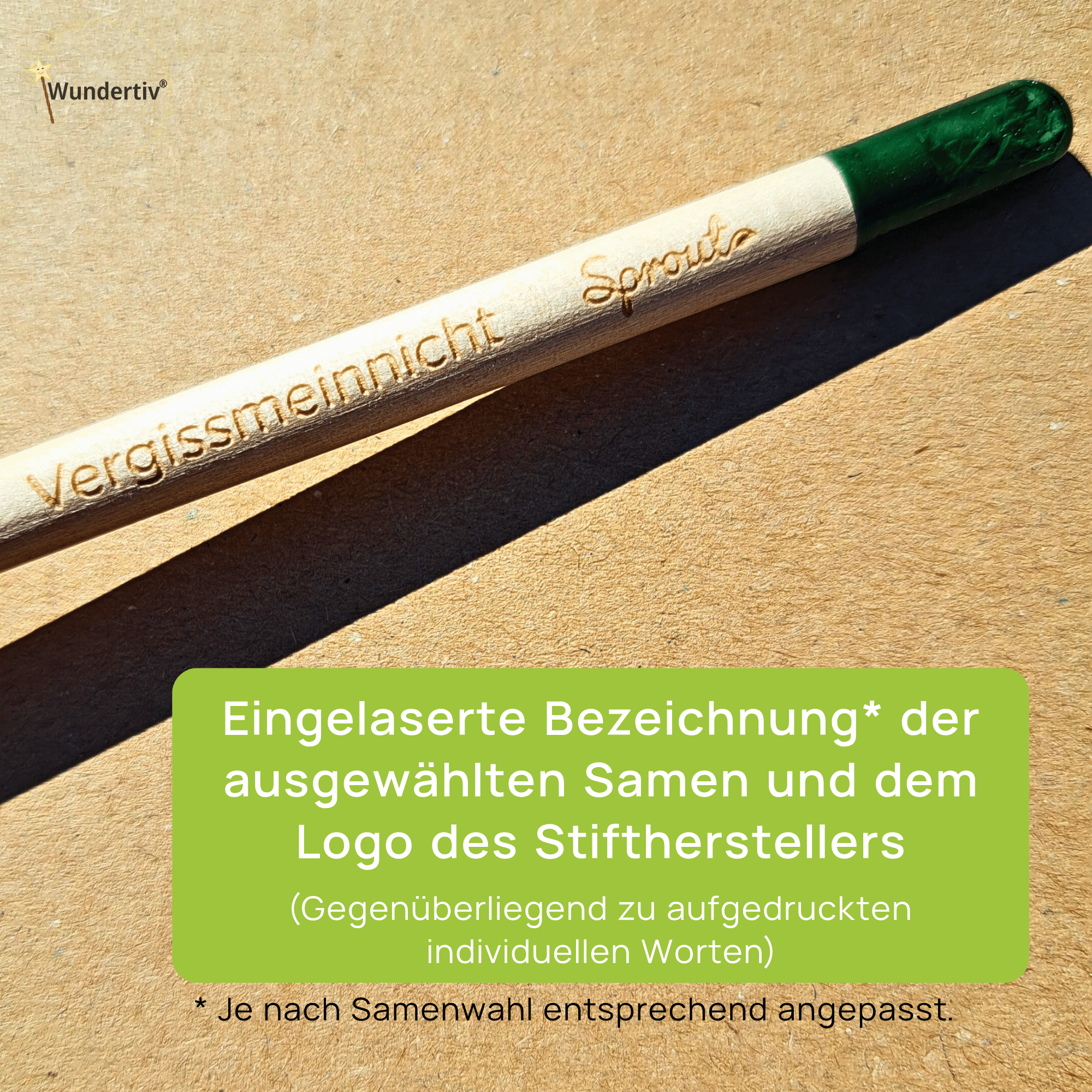 Eingelaserte Schrift Vergissmeinnicht und das Logo des Herstellers Sprout auf dem Holzstift. Detailaufnahme der gravierten Rückseite des Stifts. Ein grüner Kasten informiert darüber, dass die Bezeichnung je nach gewählter Samensorte angepasst wird und sich gegenüber dem gedruckten Spruch befindet.