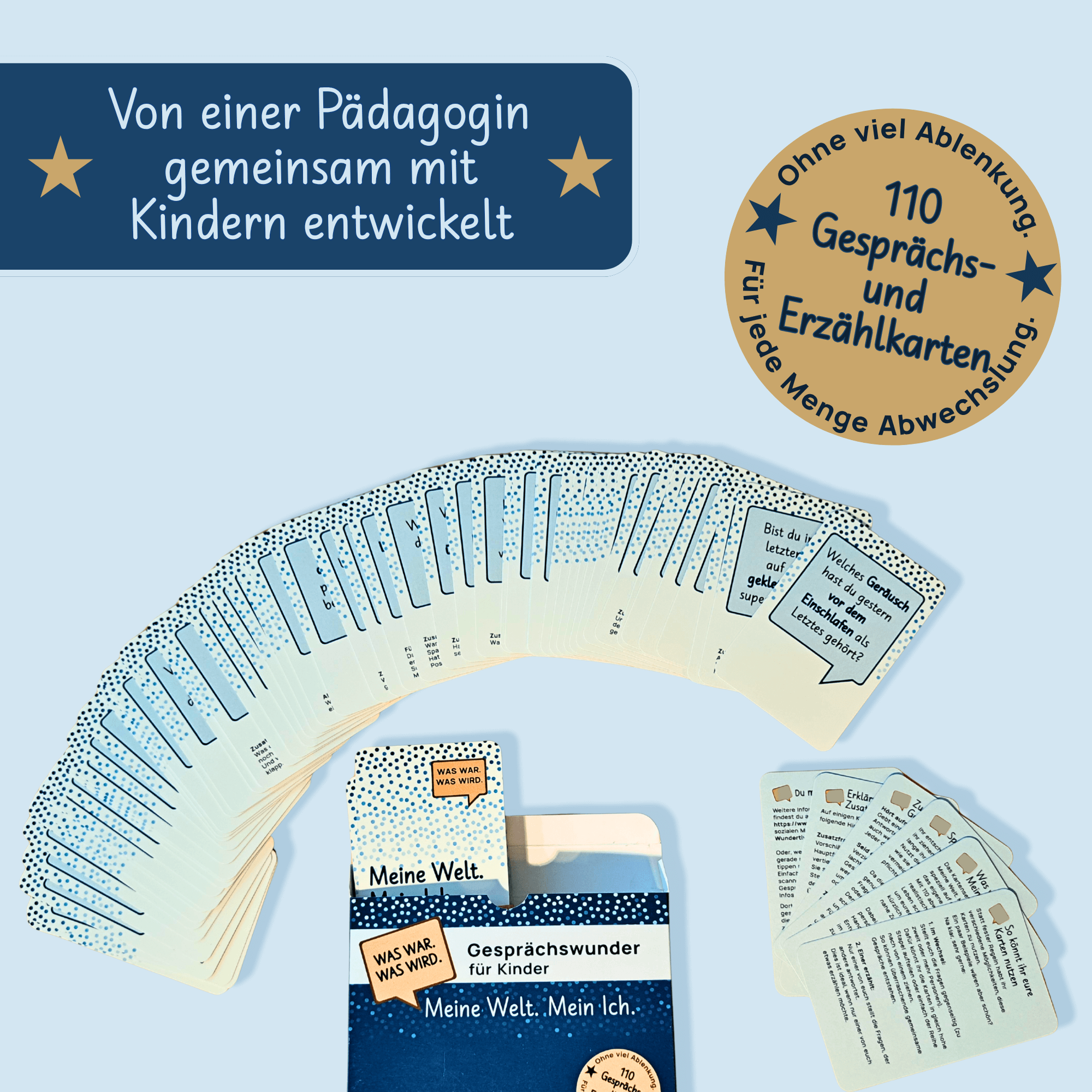 Aufgefächerte Stapel der Gesprächs- und Erzählkarten "Was war. Was wird. Meine Welt. Mein Ich.", die teils aus der blauen Verpackung ragen. Die sandfarbene kreisförmige Markierung rechts betont "Ohne viel Ablenkung. 110 Gesprächs- und Erzählkarten. Für je