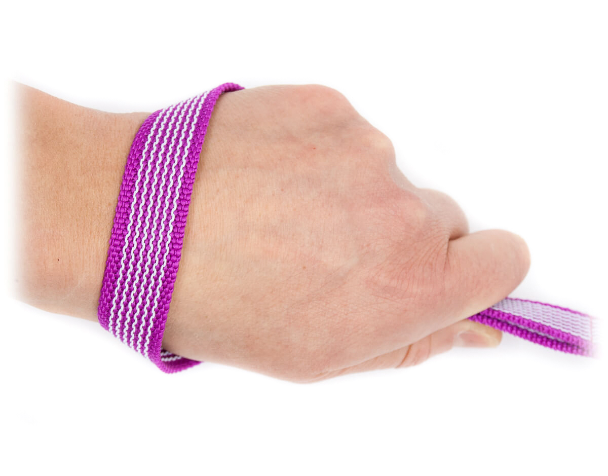 Beispielbild Handschlaufe bei Pink gummierter Leine von Twinkys Dog Style Handschlaufe einer pink gummierten Leine um Handgelenk gelegt. Die Handschlaufe wird vorne von Zeigefinger und Daumen festgehalten.