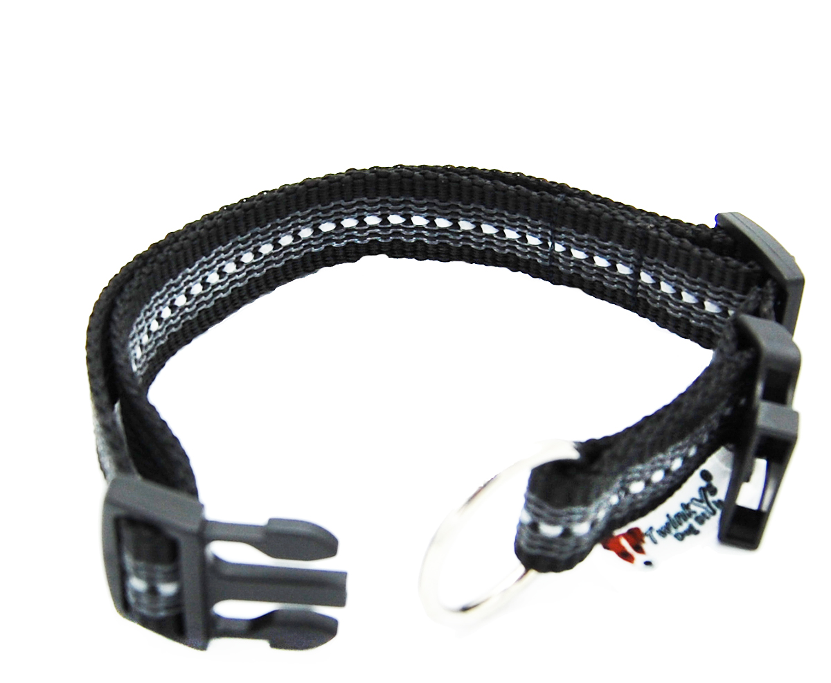 Schwarz reflektierendes gummiertes Halsband 20 mm von Twinkys Dog Style im komplett geöffneten Zustand Schwarz reflektierendes gummiertes Halsband liegt komplett geöffnet auf weißem Hintergrund