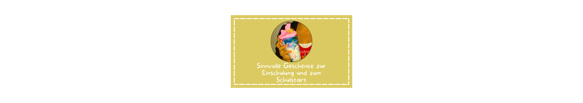 Sandfarbener Kasten mit gestricheltem weißen Rahmen. In Kreis in der Mitte ein Foto von einer Schultüte, die von einer Person in der Hand gehalten wird. Darunter in weißer Schrift der Text: Sinnvolle Geschenke zur Einschulung und zum Schulstart