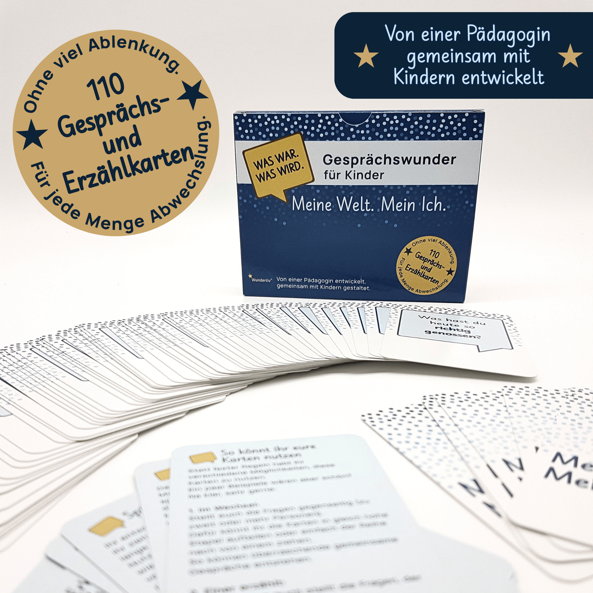Gesamtansicht der blauen Verpackung Gesprächswunder für Kinder. "Was war. Was wird. Meine Welt. Mein Ich.", umgeben von Frage- und Hinweiskarten. Die Grafik betont die Entwicklung durch eine Pädagogin mit Kindern und die 110 Gesprächs- und Erzählkarten.