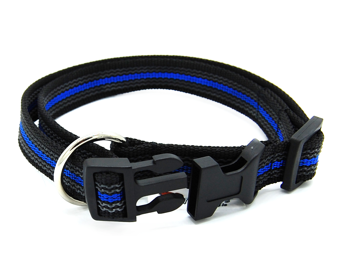Schwarz Blau gummiertes Halsband liegt halb geöffnet auf weißem Hintergrund