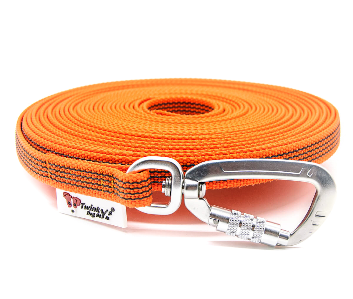 Orange gummierte 15 mm breite Schleppleine mit Sicherheitskarabiner, liegt aufgerollt auf weißem Hintergrund