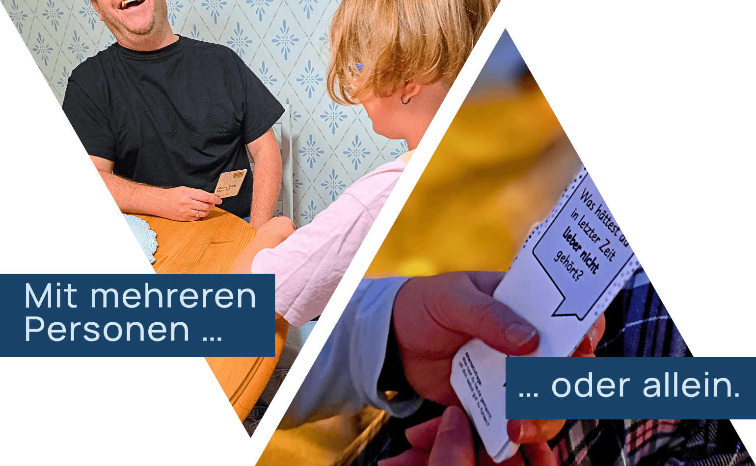 Links sitzt ein Kind mit einem Erwachsenem an einem Tisch. Der Erwachsene hält lachend eine Gesprächswunder-Karte. Rechts hält ein Kind eine Karte in der Hand, auf der eine Frage steht. Dabei steht der Text: „Allein oder … mit mehreren Personen.“