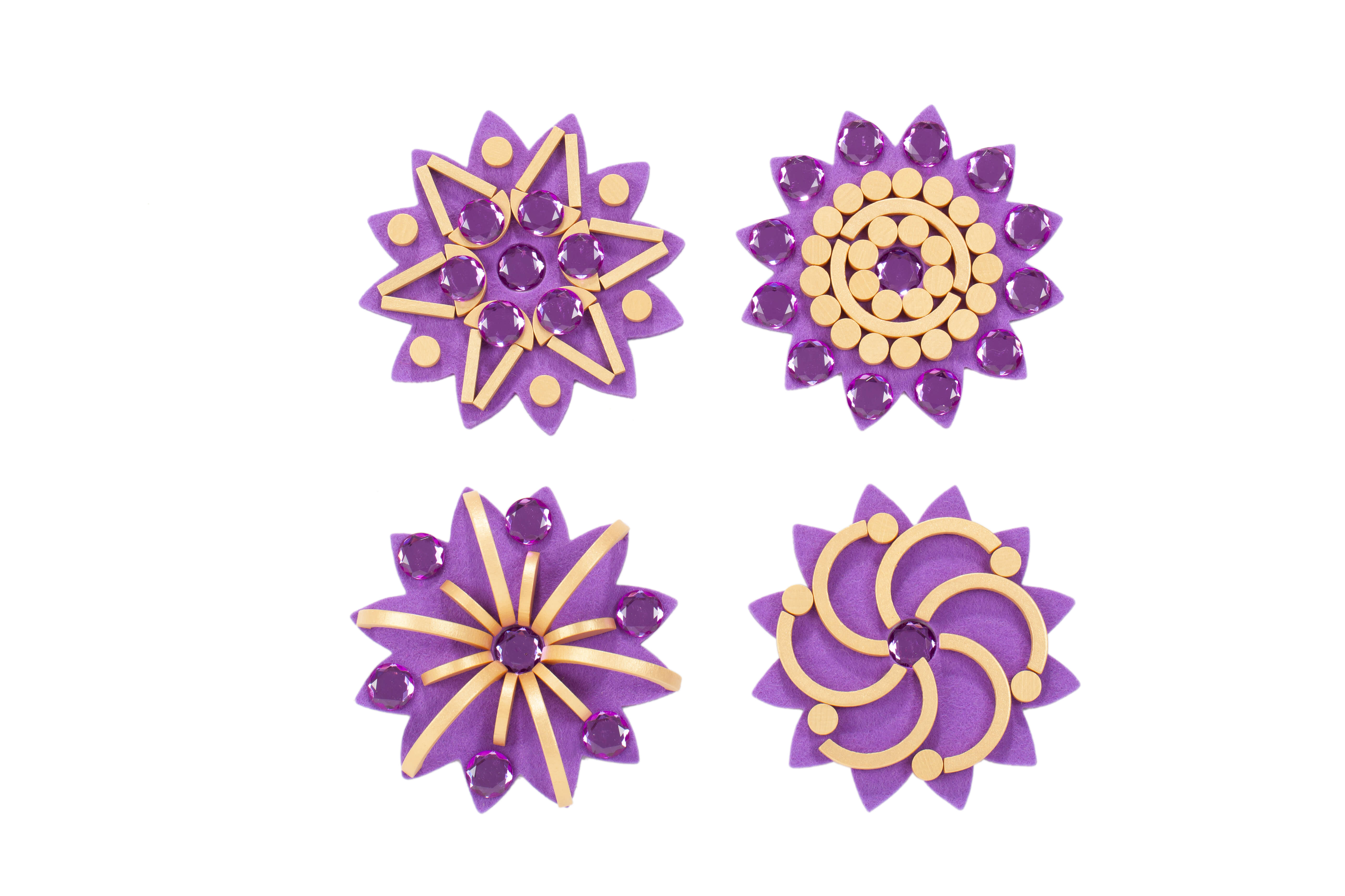 Gelegte Beispiele der lila Schmuckstein-Mandalas von Sina Spielwaren Beispiele für Schmuckstein-Mandalas in Lilatönen