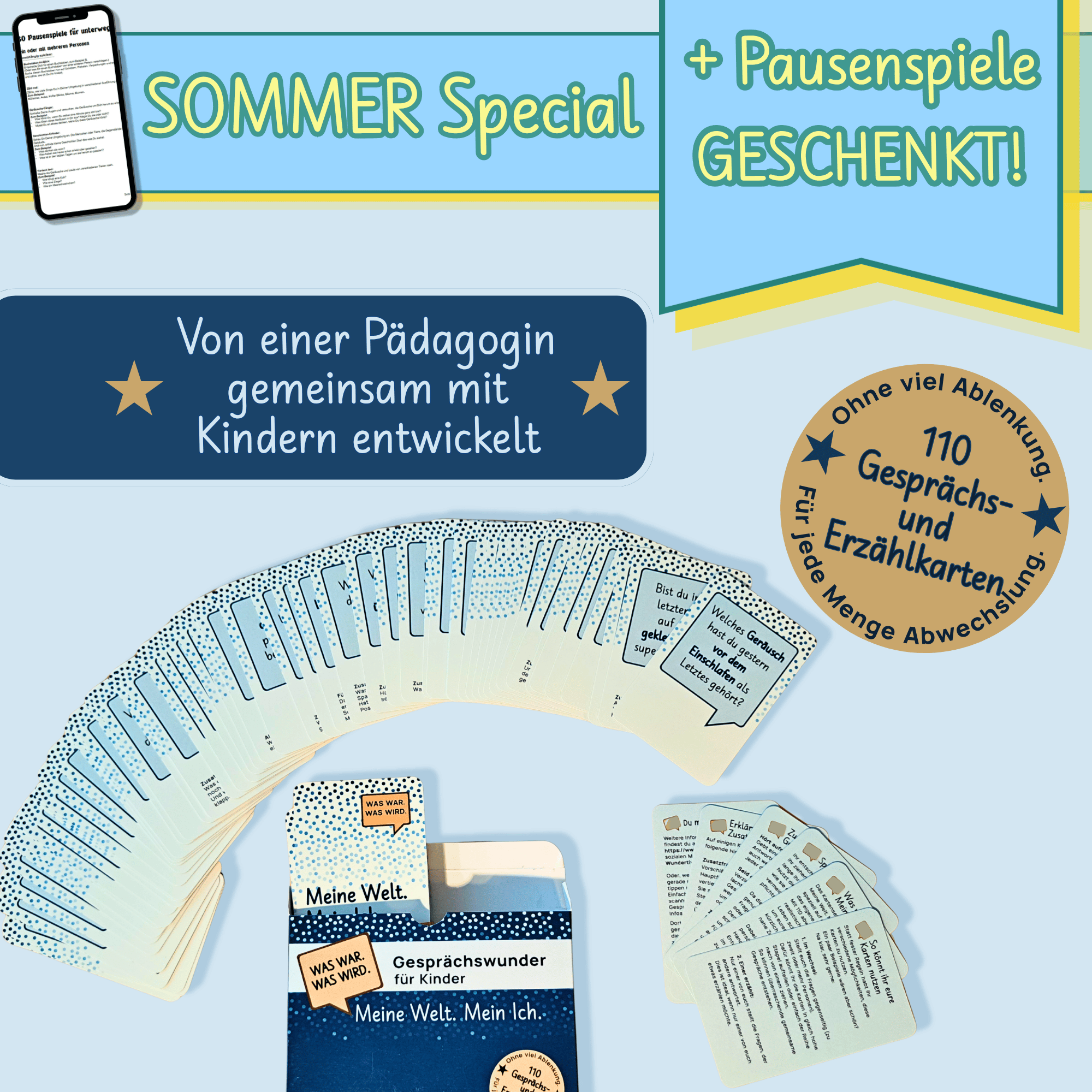 Übersicht des Sommer-Specials: Gesprächswunder "Was War. Was wird. Meine Welt. Mein Ich.". Produktbilder. Sommer-Special: Sommer-Special: Aufgefächerte Stapel der Gesprächs- und Erzählkarten "Was war. Was wird. Meine Welt. Mein Ich.", die teils aus der blauen Verpackung ragen. Die sandfarbene kreisförmige Markierung rechts betont "Ohne viel Ablenkung."