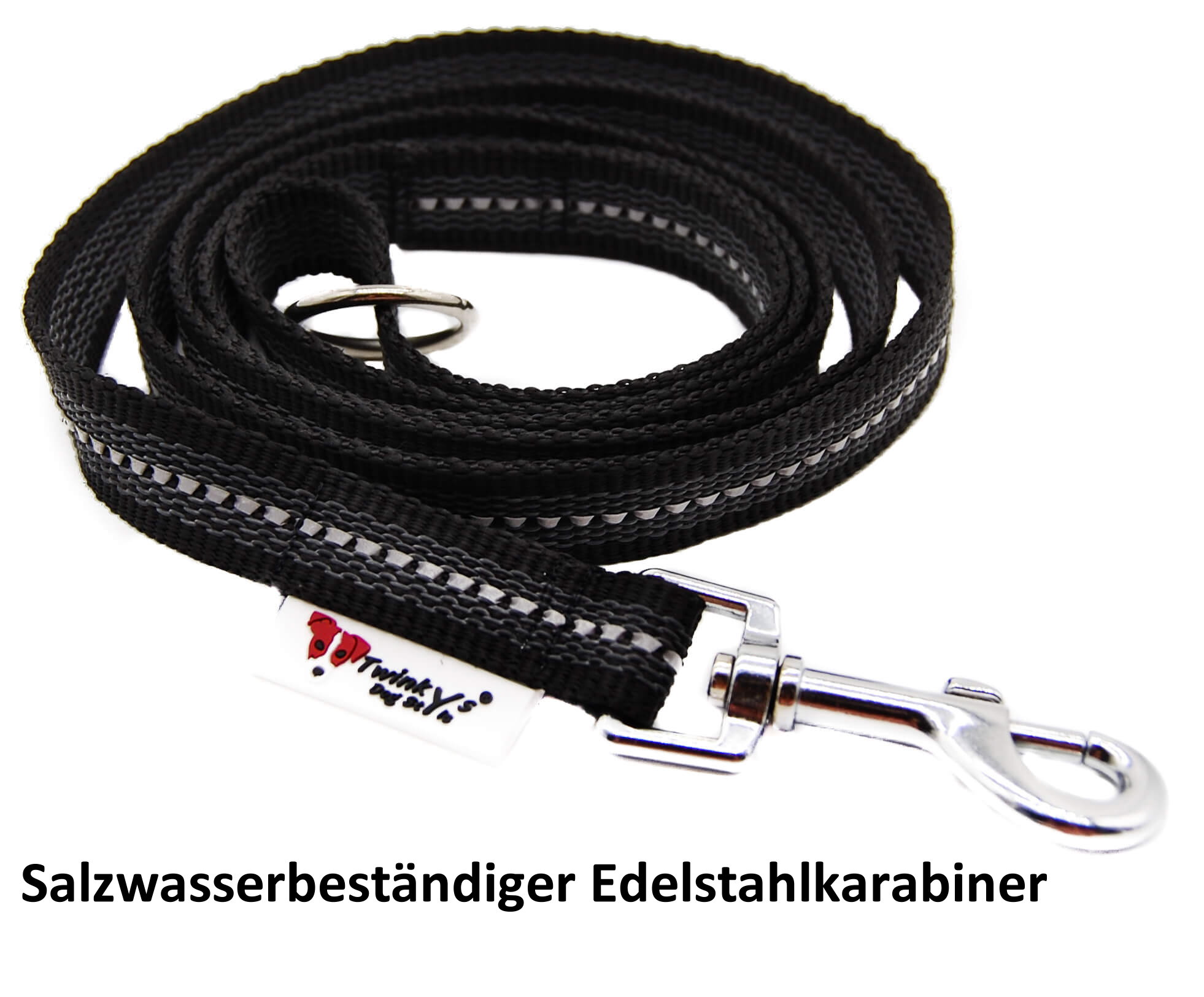 Schwarz Reflektierend gummierte Führleine in 160 cm Länge und 20 mm Breite mit Edelstahlkarabiner liegt locker aufgerollt auf weißem Hintergrund