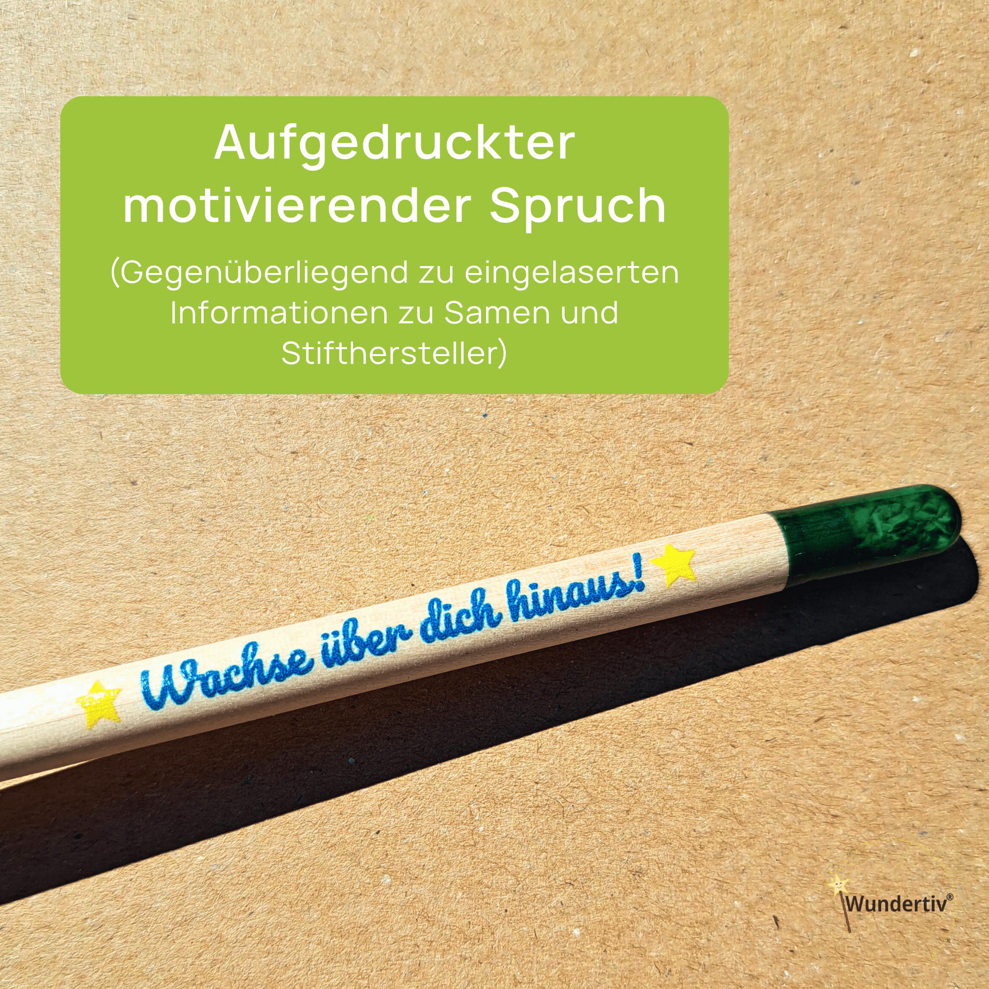Holzbleistift auf braunem Hintergrund. Ein Textfeld hebt den blauen, motivierenden Aufdruck „Wachse über dich hinaus!“ mit Sternen hervor.