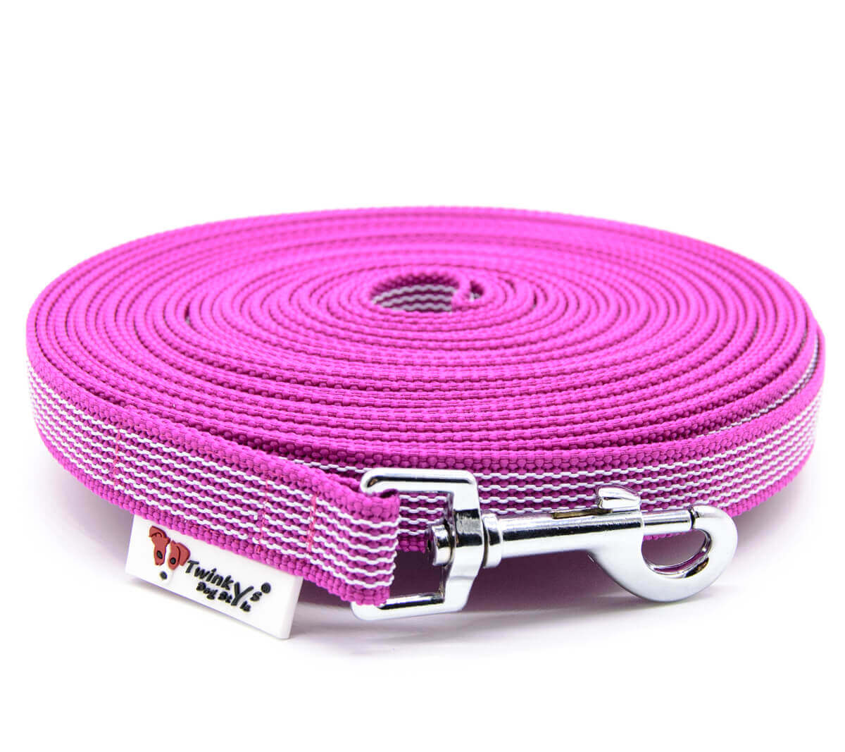 Pink Schleppleine gummiert 20 mm von Twinkys Dog Style mit Zinkdruckgusskarabiner oder Edelstahlkarabiner Pink gummierte Schleppleine mit Edelstahlkarabiner oder Zinkdruckgusskarabiner liegt aufgerollt auf weißem Hintergrund