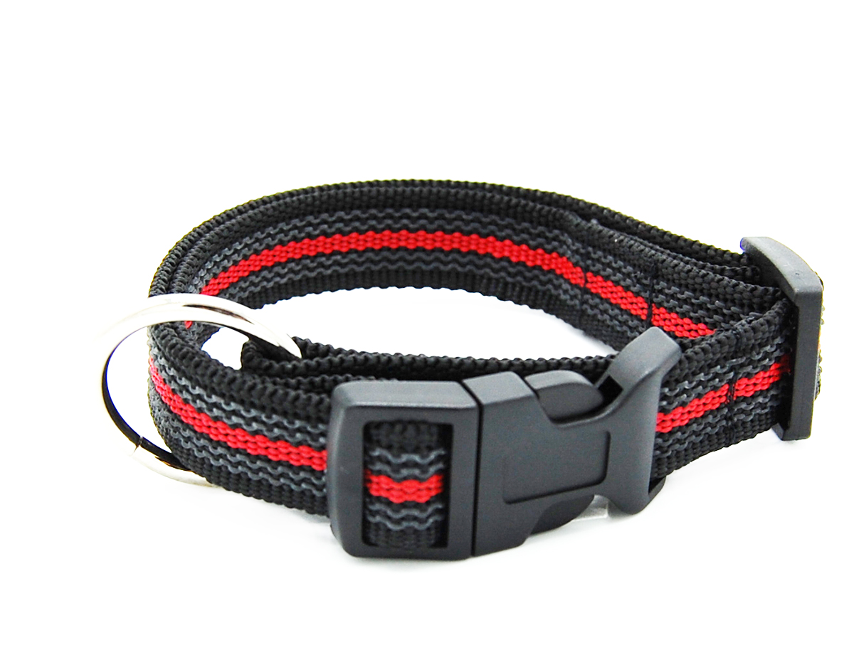 Schwarz Rot gummiertes Halsband 20 mm von Twinkys Dog Style im geschlossenen Zustand Schwarz Rot gummiertes Halsband liegt geschlossen auf weißem Hintergrund