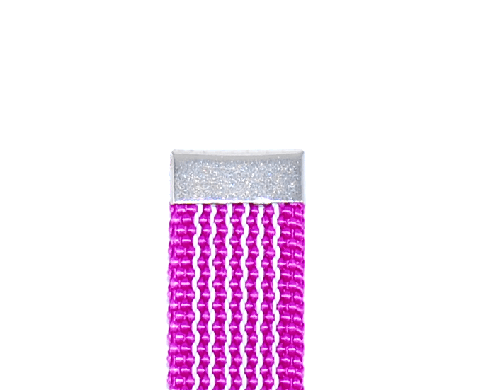 Ende von Pink gummierten Gurtband ohne Handschlaufe auf weißem Hintergrund