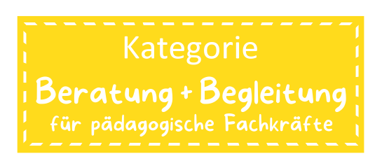 Gelbes Rechteckt mit gestrichelter weißer Umrandung etwas vom Rand entfernt. Darauf mit weißer Schrift "Beratung und Begleitung für pädagogische Fachkräfte". Ein Angebot von Wundertiv / Mira Dahm