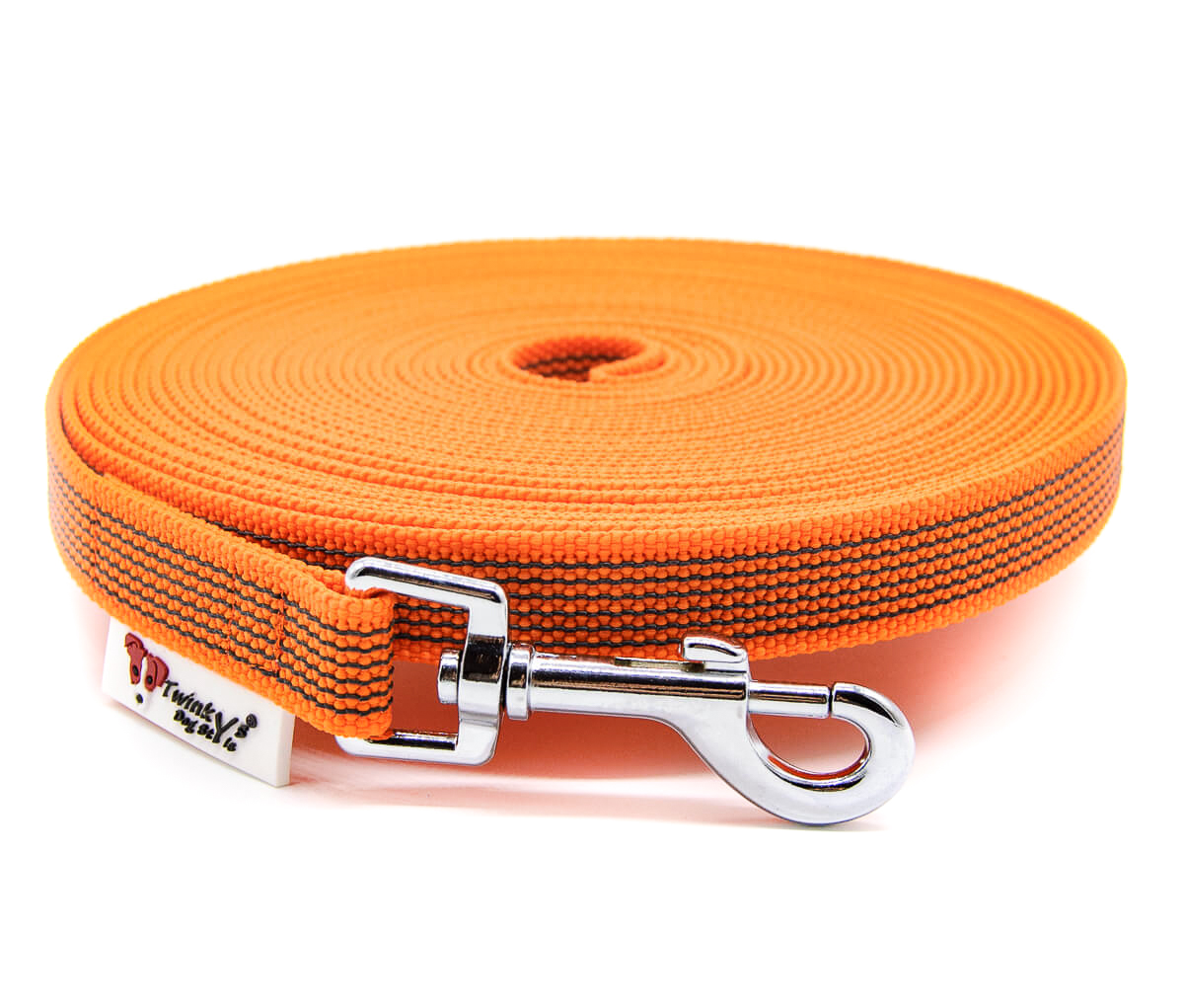 Einzelaufnahme Orange Schleppleine gummiert 20 mm von Twinkys Dog Style mit Zinkdruckgusskarabiner oder Edelstahlkarabiner  Orange gummierte Schleppleine mit Edelstahlkarabiner oder Zinkdruckgusskarabiner liegt aufgerollt auf weißem Hintergrund