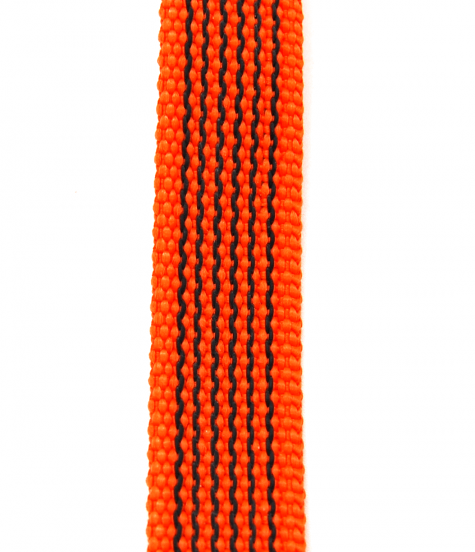 Orange gummiertes Gurtband auf weißem Hintergrund