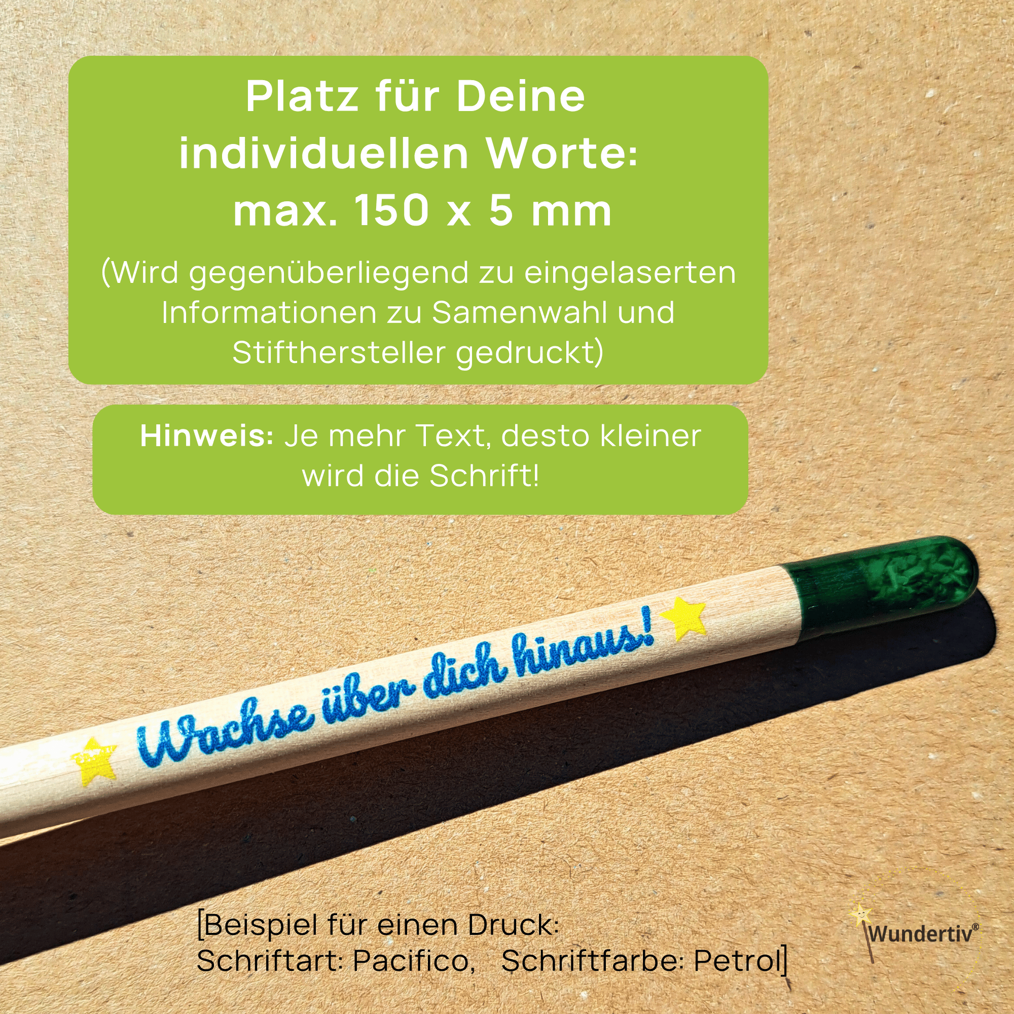 Der Bleistift liegt auf einem braunen Untergrund. Eine Infobox erklärt den Platz für individuelle Worte auf der gegenüberliegenden Seite der Gravur. Ein Hinweis verdeutlicht, dass die Schrift bei mehr Text kleiner wird.