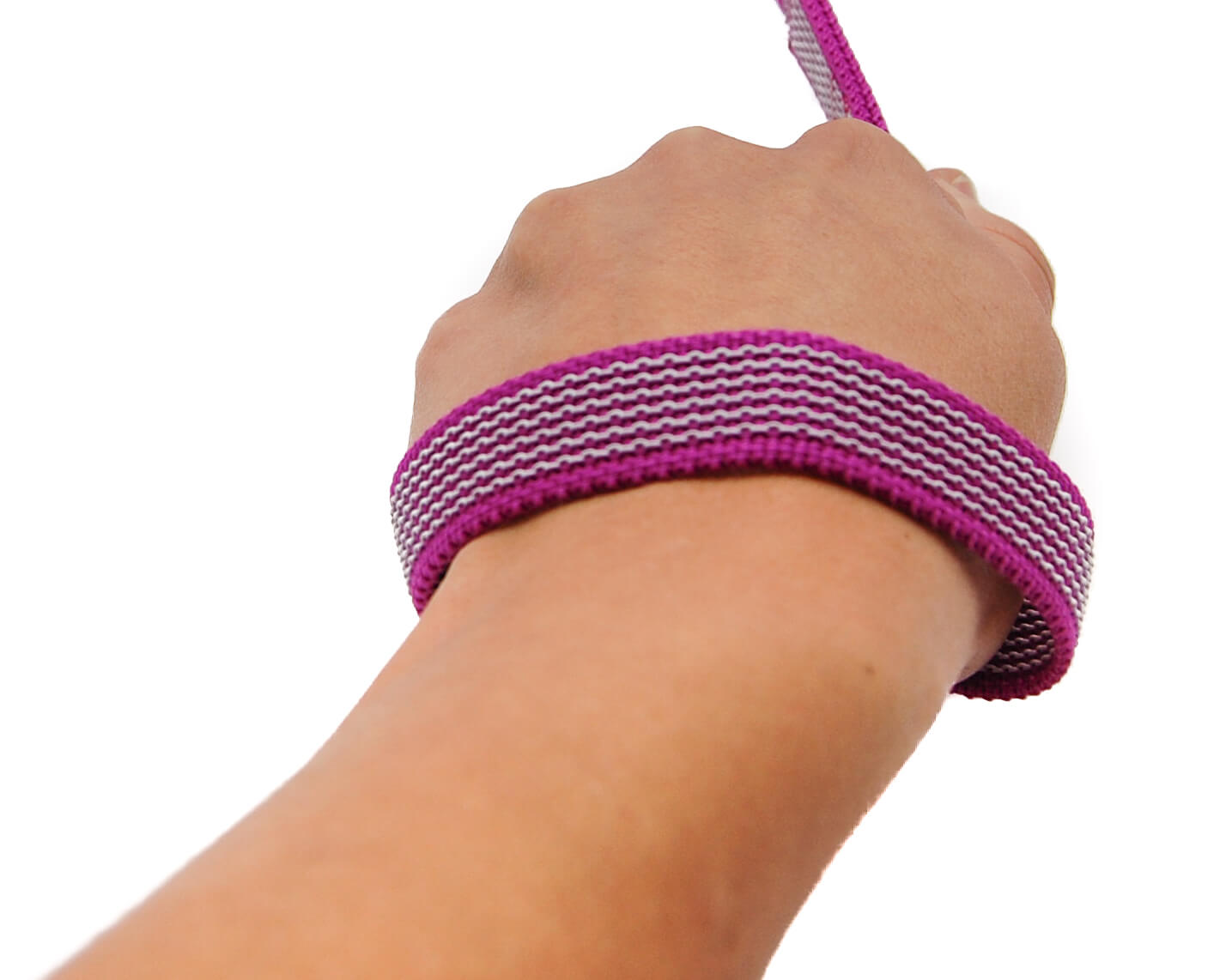 Handschlaufe einer pink gummierten Leine um Handgelenk gelegt. Die Handschlaufe wird vorne von Hand festgehalten.