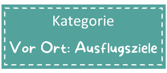 Wundertiv Datenbank, Kategoriebild Vor Ort Ausflugsziele Hell-Türkis Rechteckt mit gestrichelter weißer Linie etwas vom Rand entfernt. Darauf mit weißer Schrift Kategorie Vor Ort: Ausflugsziele. Bild der Wundertiv Datenbank, in der Ausflugsziele vor Ort aufgeführt werden.