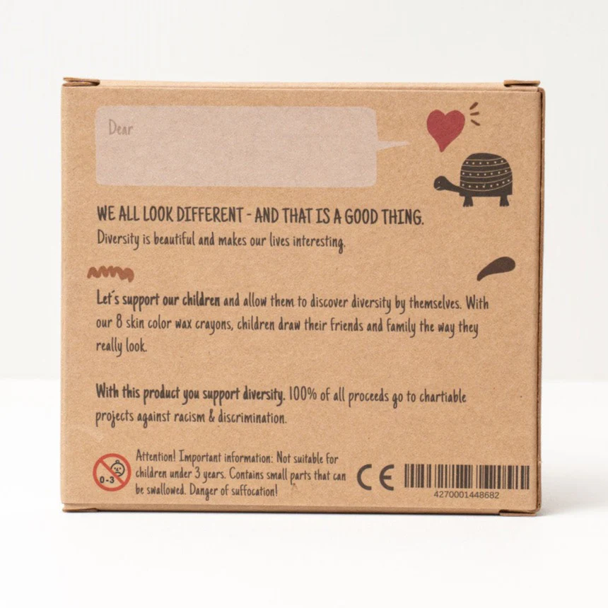 Rückseite vom englischen Hautfarben Wachsmalstifte-Set Englischsprachige Verpackung der Hautfarben Wachsmalstifte von Hinten auf weißem Hintergrund