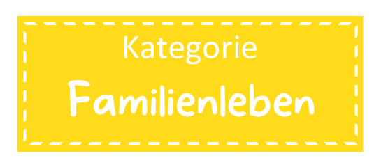 Kategoriebild Familienleben Gelbes Rechteckt mit gestrichelter weißer Umrandung etwas vom Rand entfernt. Darauf mit weißer Schrift 'Kategorie Familienleben'