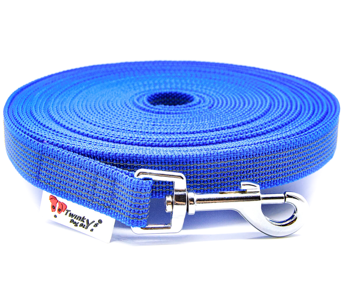 Blaue Schleppleine gummiert 20 mm von Twinkys Dog Style mit Zinkdruckgusskarabiner oder Edelstahlkarabiner Blau gummierte Schleppleine mit Edelstahlkarabiner oder Zinkdruckgusskarabiner liegt aufgerollt auf weißem Hintergrund