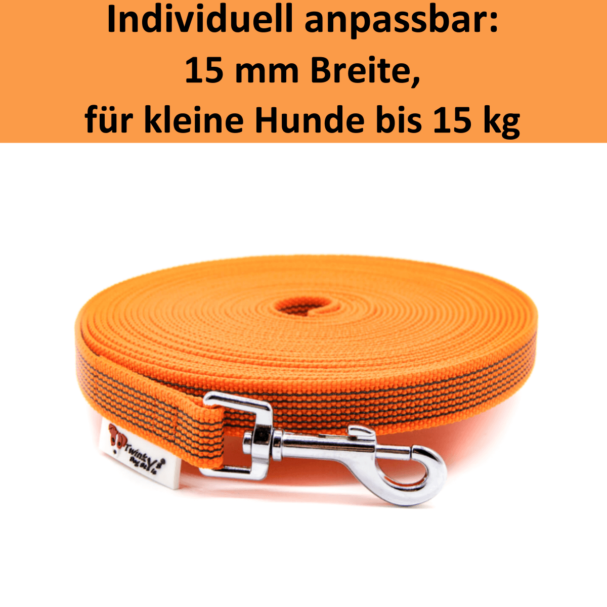 Zwei orange gummierte Schleppleinen liegen aufgerollt auf weißem Hintergrund. Die Obere mit Sicherheitskarabiner, die untere mit Edelstahlkarabiner oder Zinkdruckgusskarabiner. Darüber steht Individuell anpassbar 15 mm Breite für kleine Hunde