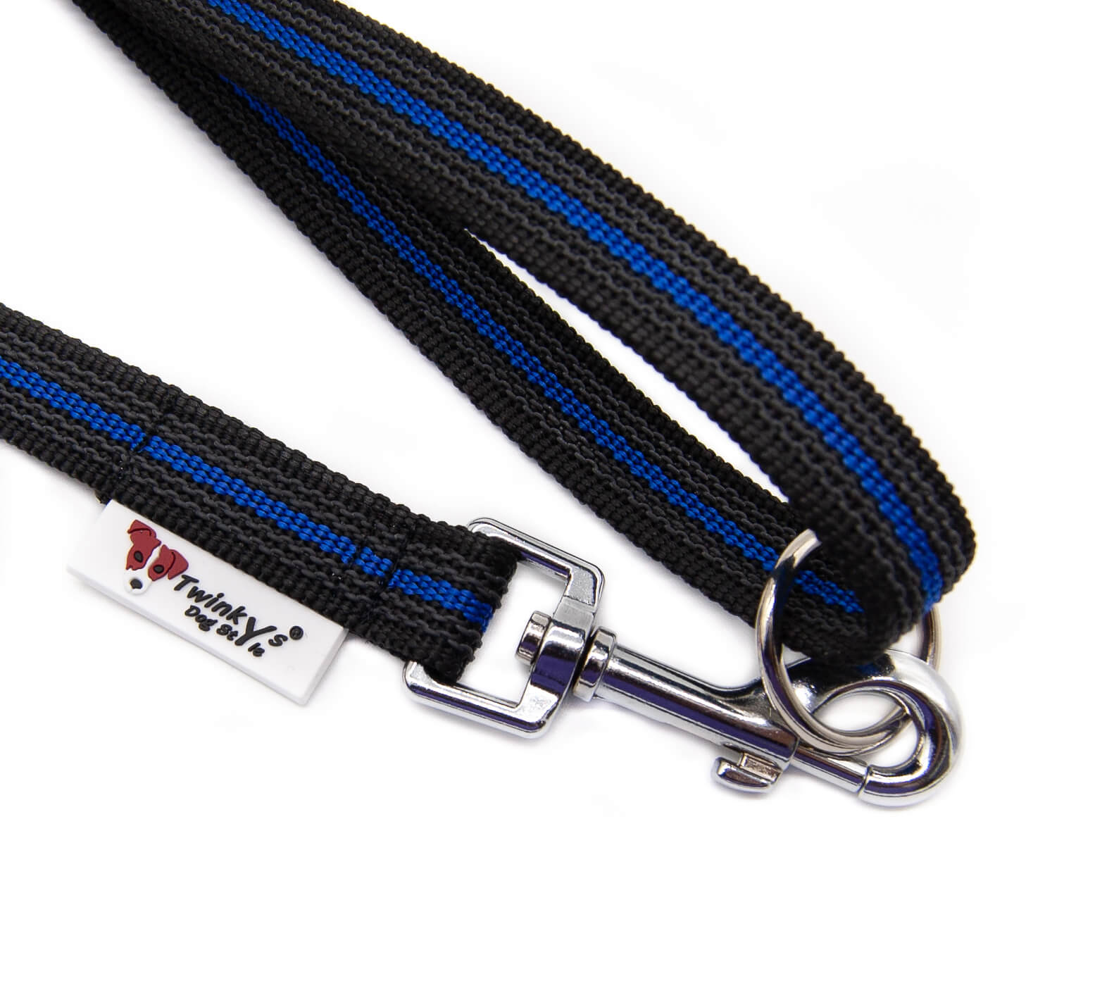 Schwarz Blau gummierte Führleine in 160 cm Länge, liegt auf weißem Hintergrund. Der Karabiner ist in Rundring an Handschlaufe eingehakt