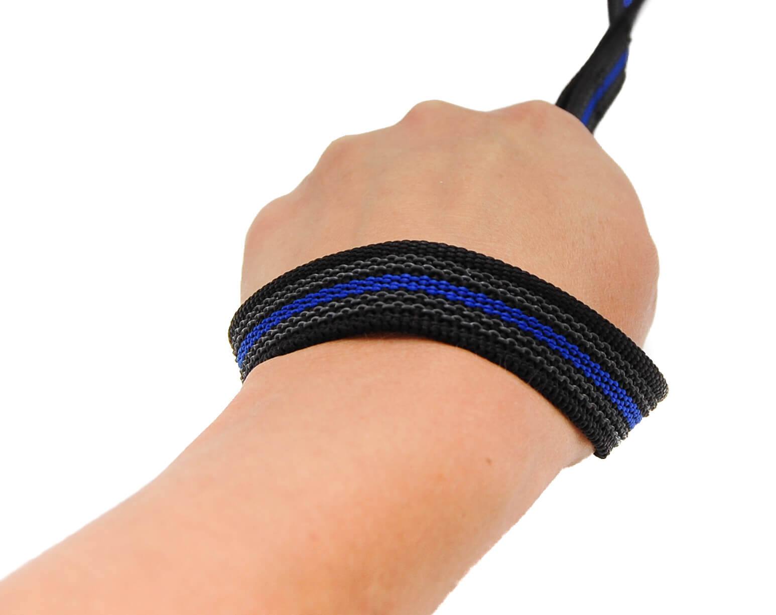 Handschlaufe einer schwarz blau gummierten Leine um Handgelenk gelegt. Die Handschlaufe wird vorne von Hand festgehalten.